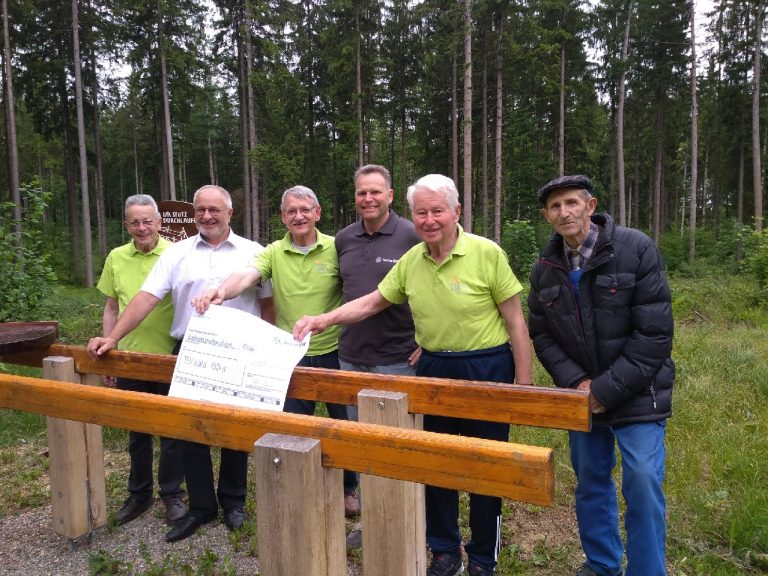 Read more about the article TSV Seniorenturner werden belohnt für Plege des Waldsportpfad